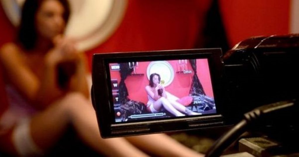 Inspectorii fiscali, cu ochii la videochat. Vânzătoarele de plăceri online datorează milioane la ANAF