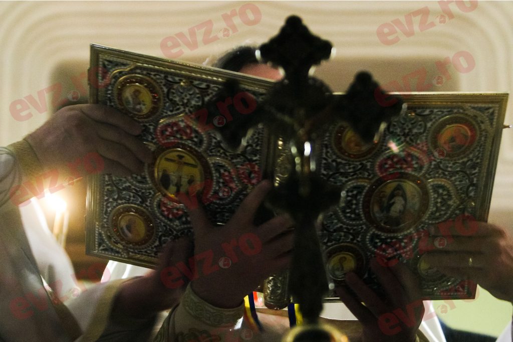 Situație scandaloasă într-o parohie din Moldova. Preotul care nu vrea să înmormânteze persoane vaccinate