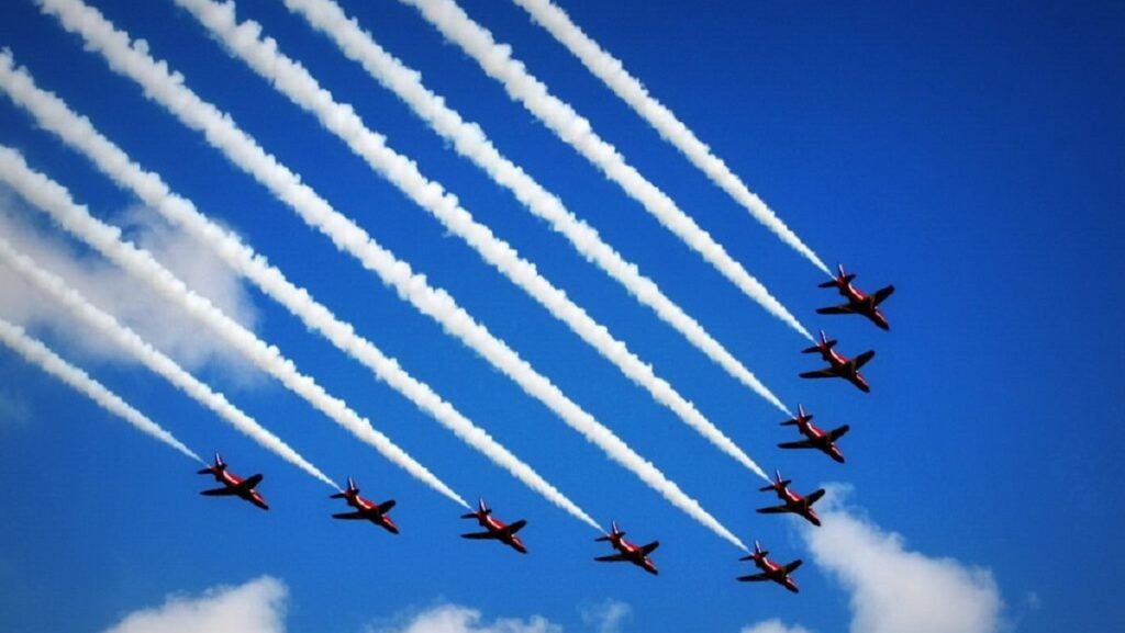 Dilema liniilor albe de pe cer. Autoritatea Aeronautică i-a oferit răspunsul unui deputat român