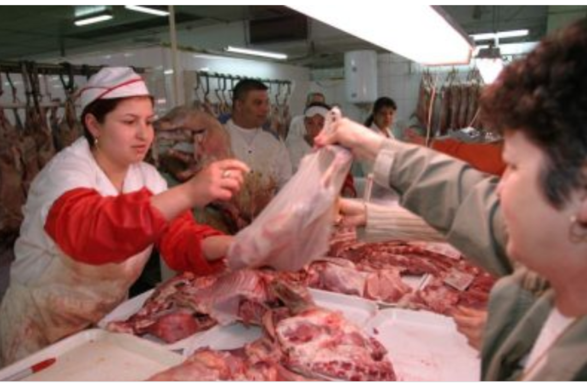 Cozi și nervi înainte de Paște. Cât a ajuns să coste carnea de miel în magazine