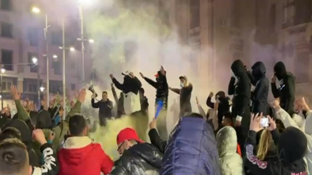 Acești schizofrenici care conduc România