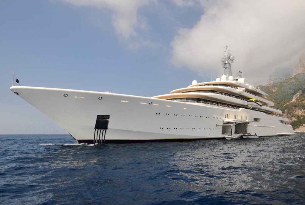 Cât costă iahtul unui miliardar rus? De la valoarea iahtului, la discoteci și tablourile de Picasso și Da Vinci. Exclusiv