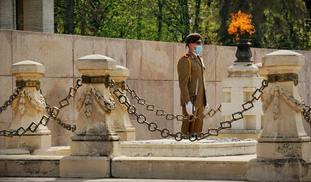 Scenă revoltătoare în Parcul Carol. Soldații care păzesc mormântul ostașului necunoscut, batjocoriți de patru adolescenți