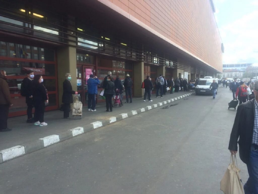 Speriați de restricții, românii s-au călcat în picioare la cumpărături încă de dimineață