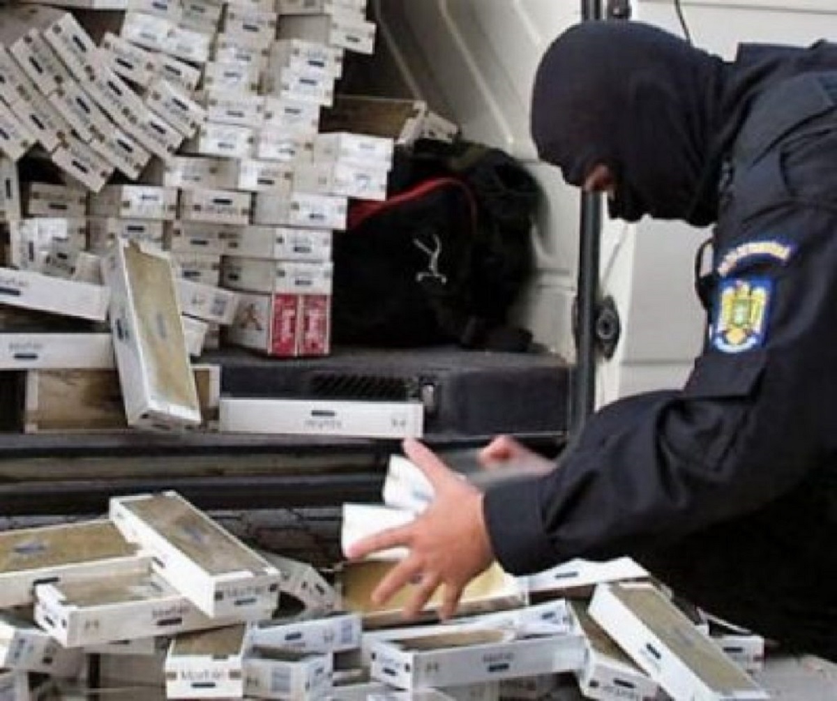 Arestări la Constanța. Șapte români și bulgari depozitau țigări de contrabandă într-o parcare din Ilfov