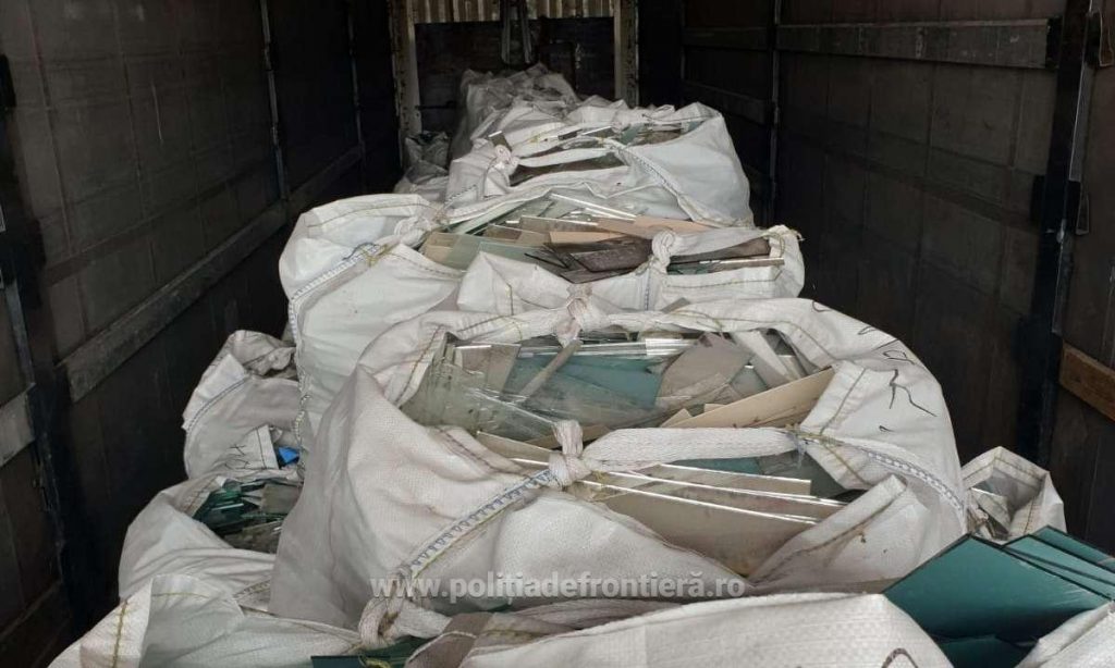 Acum importăm și deșeuri din sticlă. 10 tone blocate la frontieră