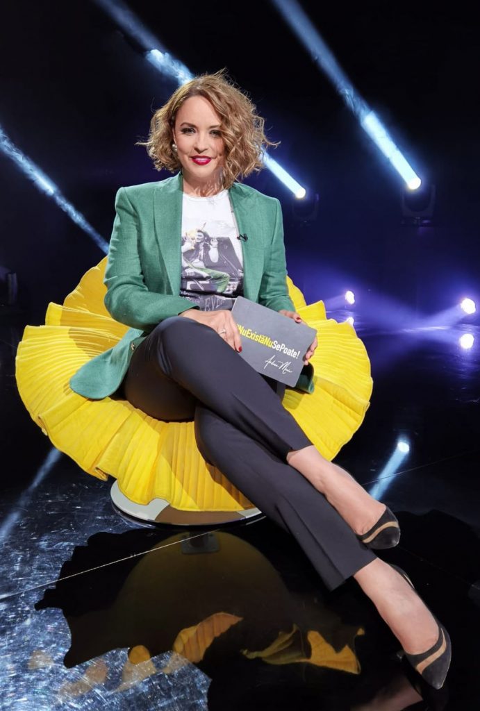 VIDEO EXCLUSIV/ Andreea Marin are pe noptieră cărți de dezvoltare personală din care citește în fiecare seară