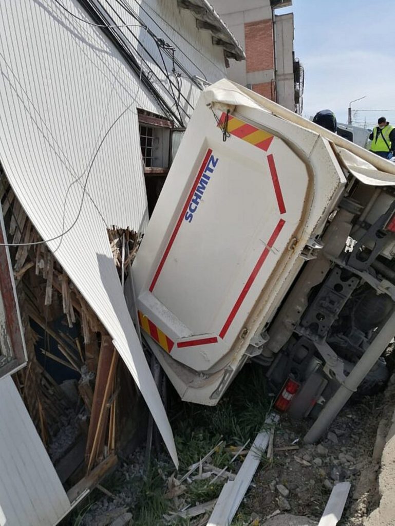 Accident șocant la Suceava. O autobasculantă încărcată cu pietriș s-a izbit de o casă. VIDEO