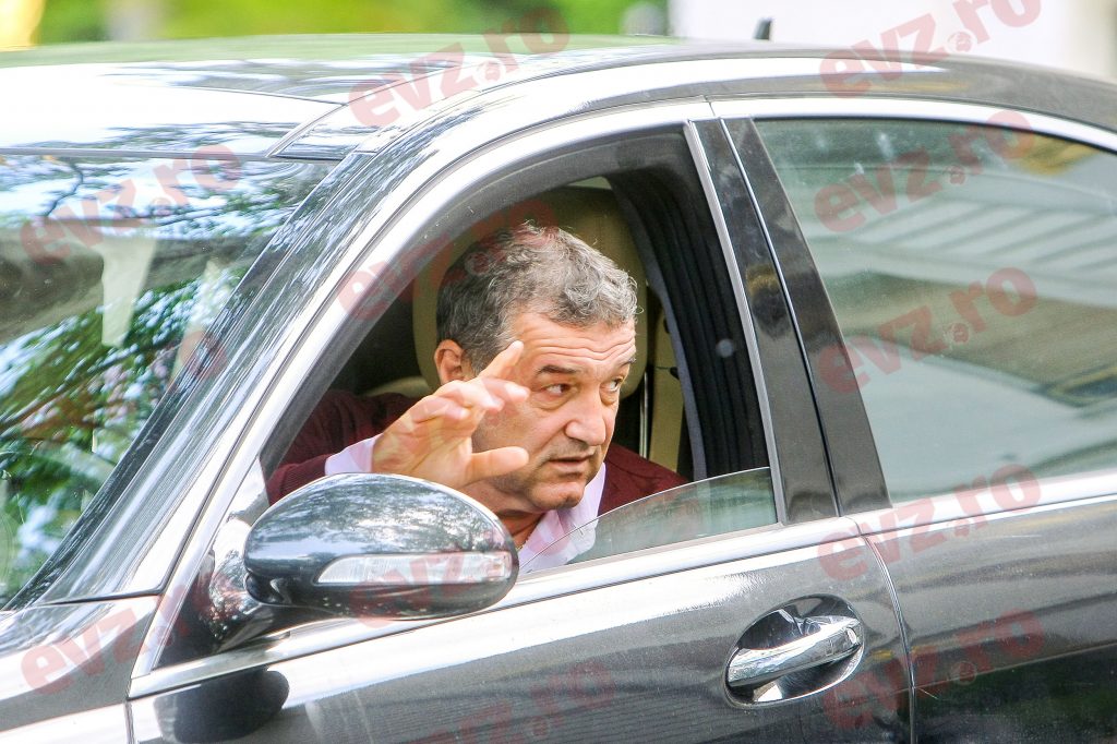 VIDEO EXCLUSIV. La trei zile după ce a rămas fără permis, Gigi Becali a comis-o din nou: și-a parcat bolidul în drum și a blocat circulația în Dorobanți