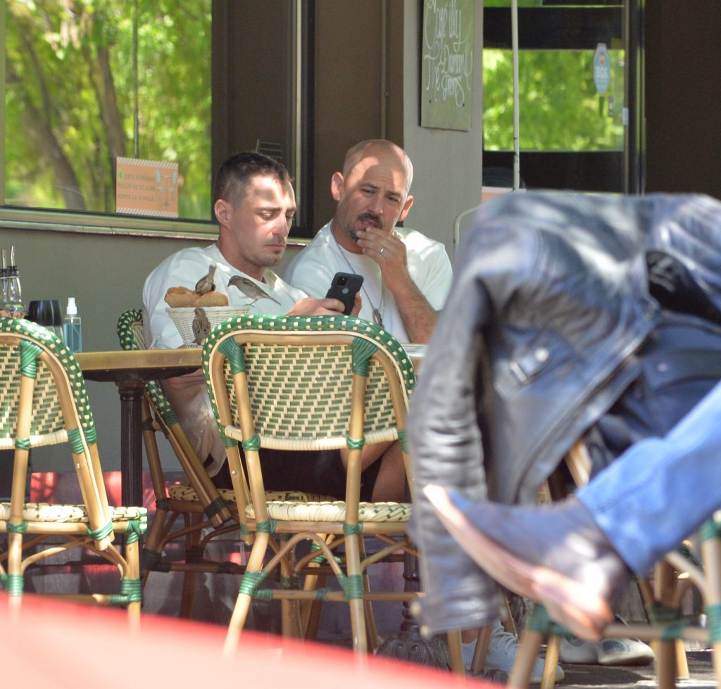 FOTO EXCLUSIV/ Vladimir Drăghia și Tudor Mihăiță își împărtășesc la o limonadă problemele casnice