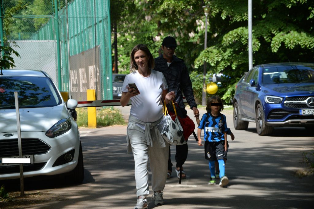 VIDEO EXCLUSIV/ Adela Popescu și Radu Vâlcan, diferiți în viața reală față de ecran. Actorul a alergat prin parc în șlapi!