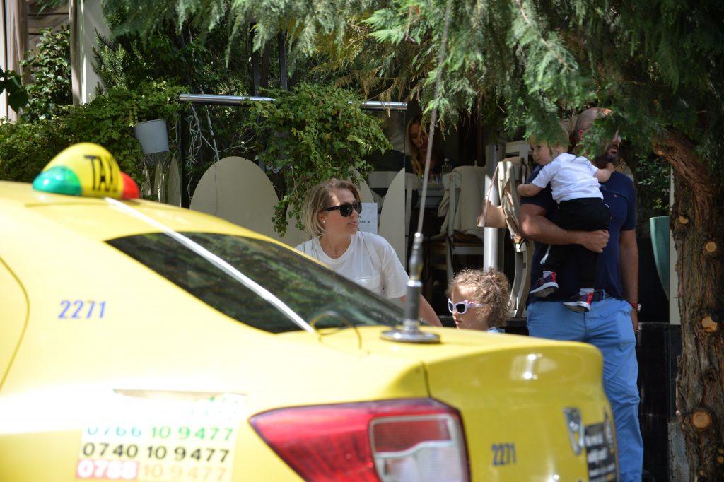 VIDEO EXCLUSIV/ Mirela Vaida nu se mai simte în pericol. Prezentatoarea TV și-a scos familia la un restaurant select din Capitală