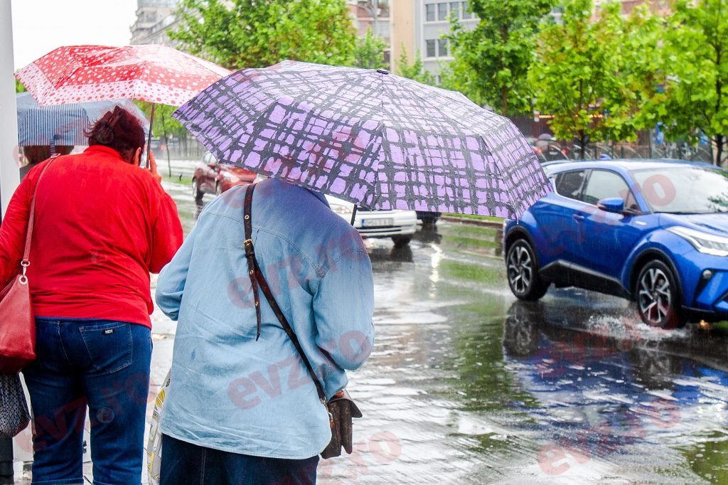 Vremea îi surprinde și meteorologi. Ce se întâmplă în următoarele 24 de ore