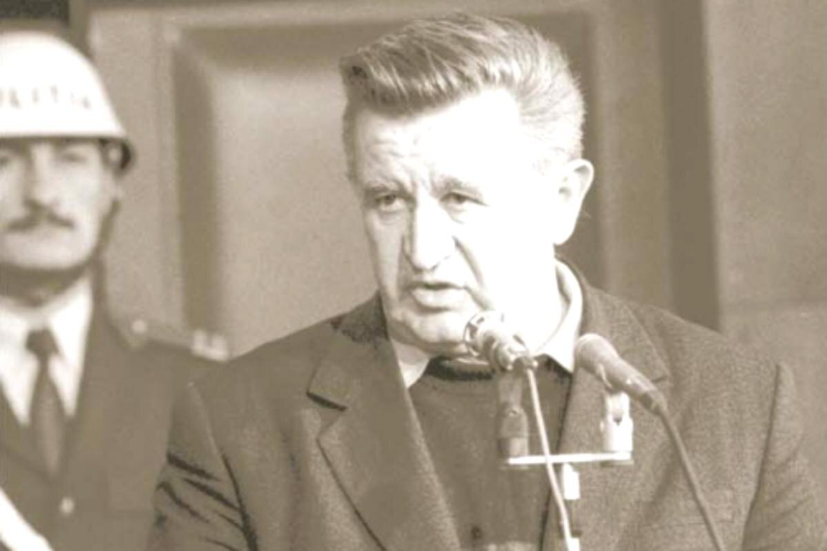 Tudor Postelnicu, ministru de Interne, în 1989
