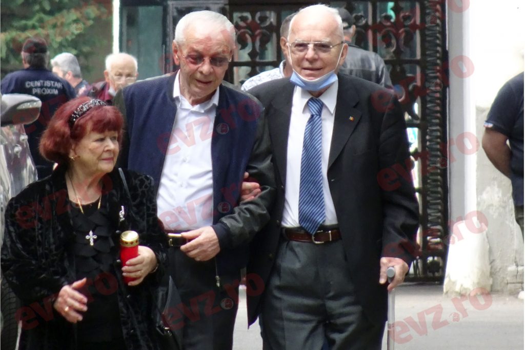 VIDEO. Fost premier și fost președinte al Curții de Conturi, ”la mâna” căndelăreselor. Nicolae Văcăroiu le-a dat bacșiș angajatelor de la cimitir ca să îngrijească mormântul fostului său șef de cabinet