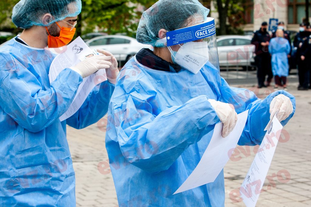 Exclusiv. Cât de periculoase sunt tratamentele cu antivirale luate după ureche? Reputat medic: Soluțiile alternative pot omorî oameni. VIDEO