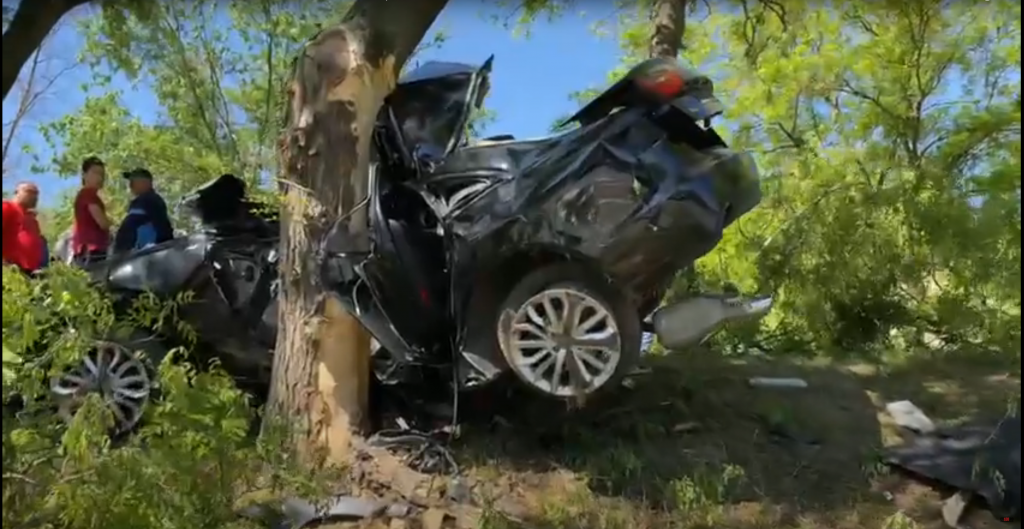 Accident înfiorător la Medgidia. Doi tineri au murit după s-au izbit de copacii de pe marginea drumului. Video