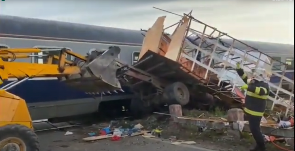 Un camion care transporta stupi de albine, lovit de un tren cu doar doi călători. Video