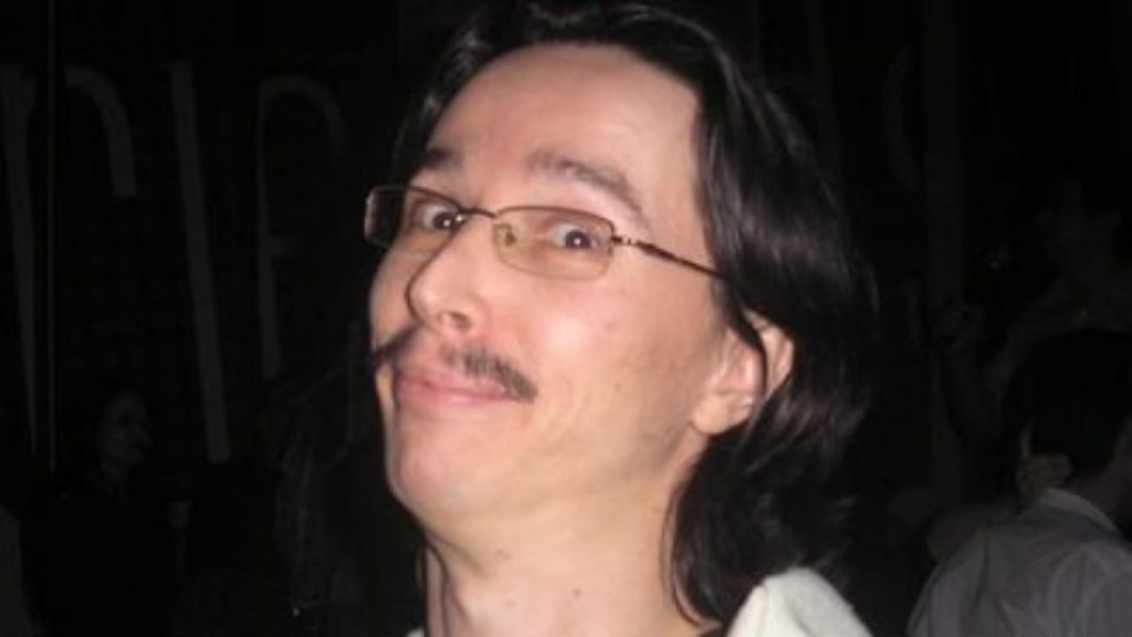 Judecătorul Dănileț își dă din nou în petic. Cântă și dansează grotesc pe o melodie de grădiniță