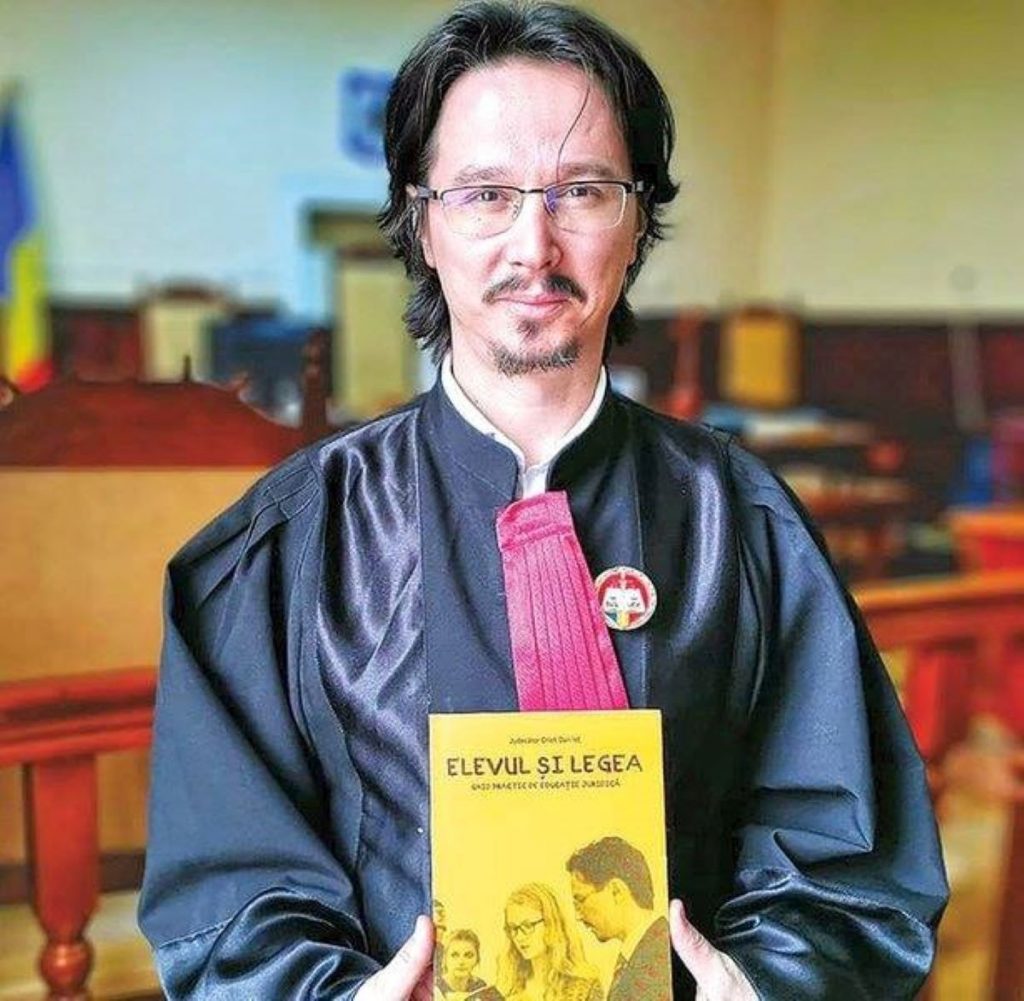 Judecătorul Dănileț în rolul lui Bruce Lee. Demonstrație de arte marțiale la malul mării. VIDEO