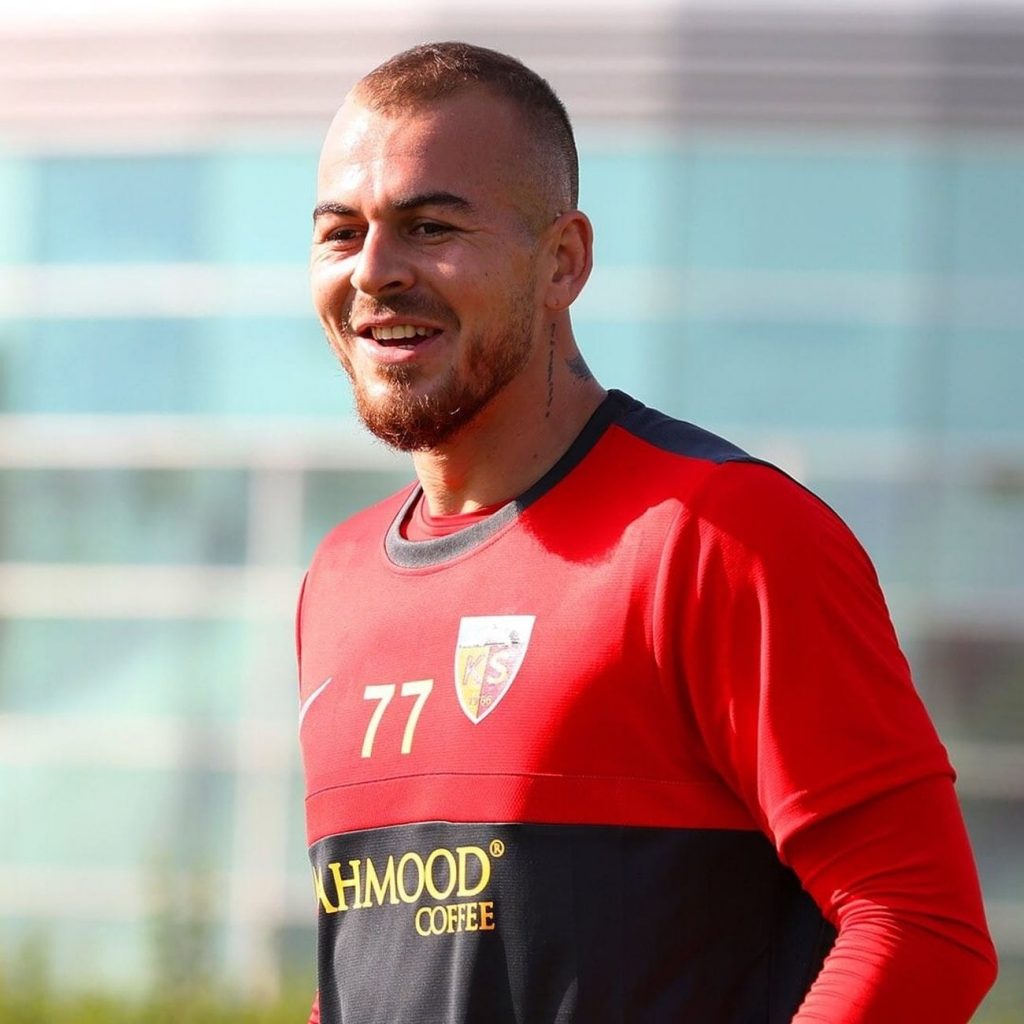 VIDEO EXCLUSIV/ Denis Alibec se chinuie de trei ani să-și vândă mașina de 170.000 de euro