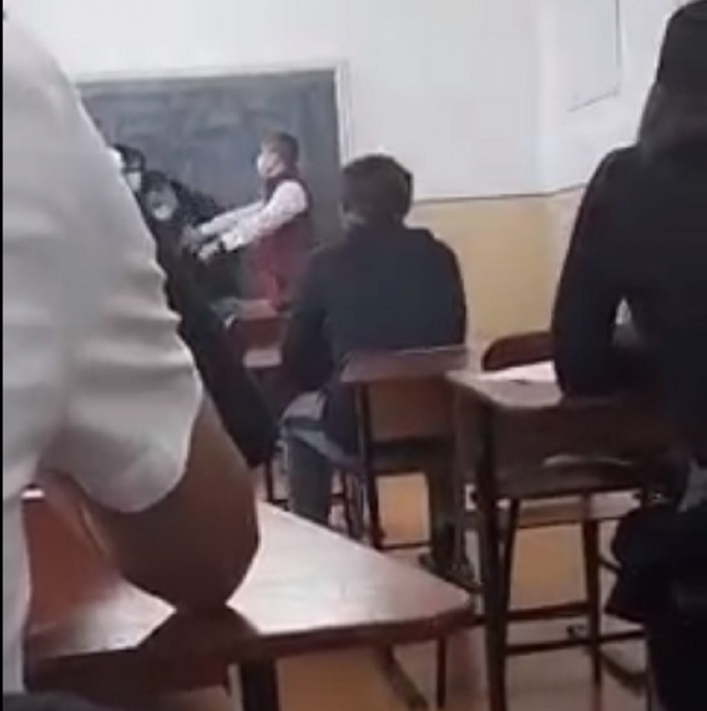 Elev bătut de directoare în faţa clasei pentru că a lipsit de la ore. Cazul redeschide un subiect sensibil. Video