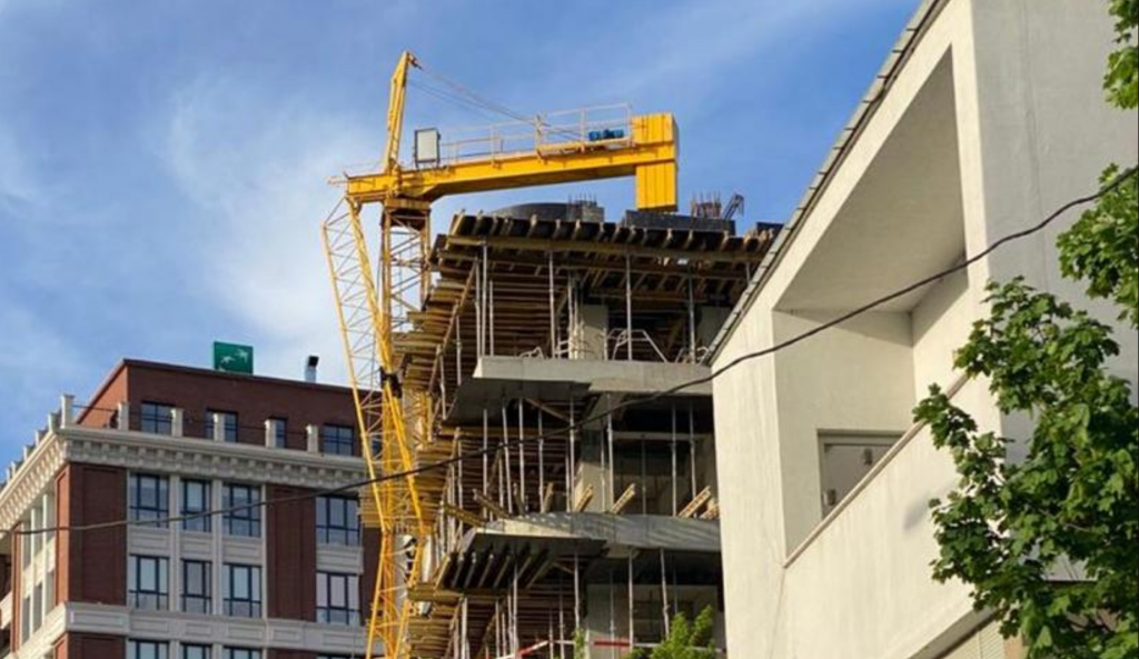 Macaraua prabușită în cartierul Floreasca, putea să provoace o adevărată tragedie. A căzut lângă o cafenea de fițe