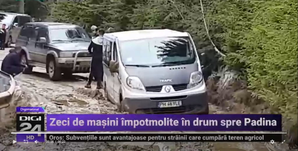 Mașini blocate pe traseul către Padina. Drum județean transformat în mocirlă