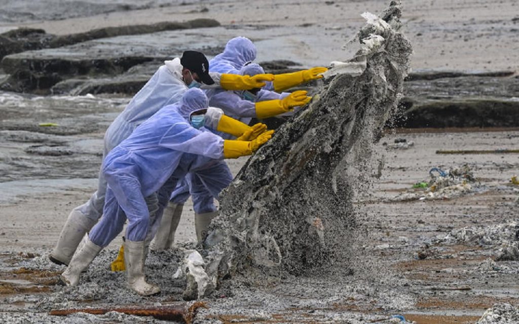 De 11 zile arde nava şi nu se face nimic în Sri Lanka. Imaginile cu plaja plină de petrol sunt înfiorătoare. VIDEO