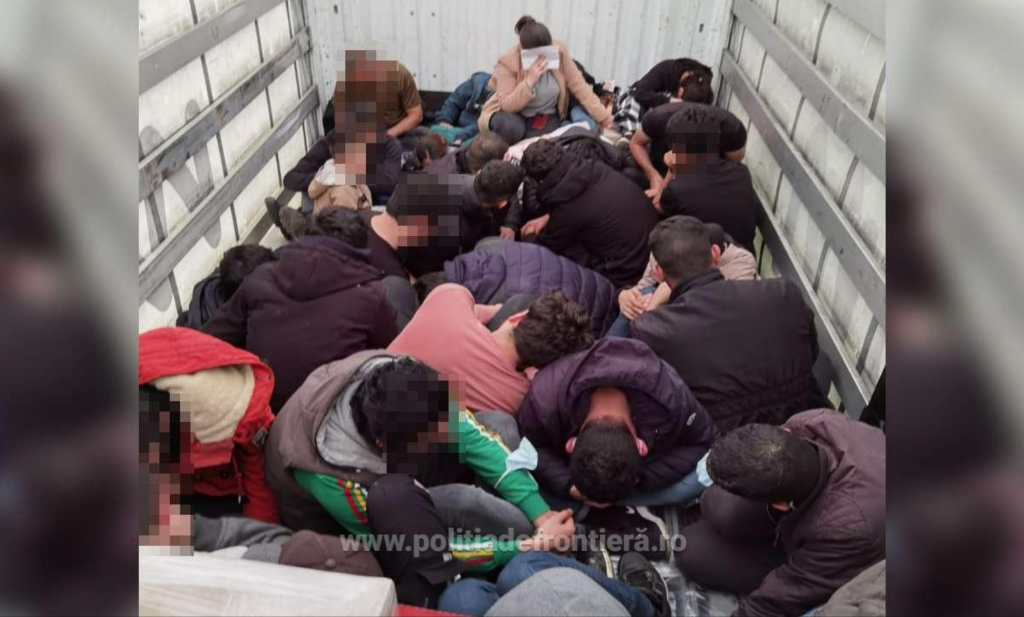 Treizeci de sirieni şi irakieni au fost descoperiţi ascunşi într-un TIR care trebuia să iasă din țară. Video