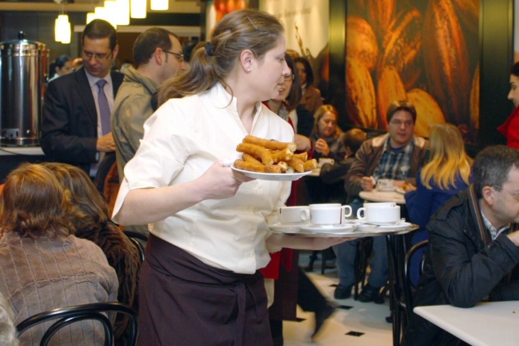 A scăzut rata de infectare în București, urmează renunțarea la unele restricții. Cine își redeschide porțile