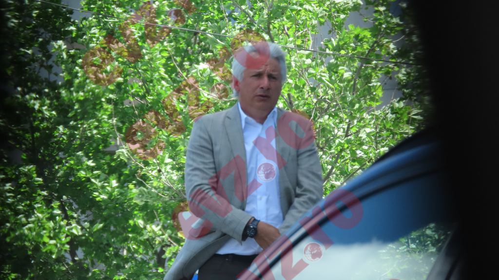 VIDEO EXCLUSIV. Cum sfidează legea un fost ministru. Teodorovici a aruncat din mașină, în mijlocul orașului, resturile de la un trabuc