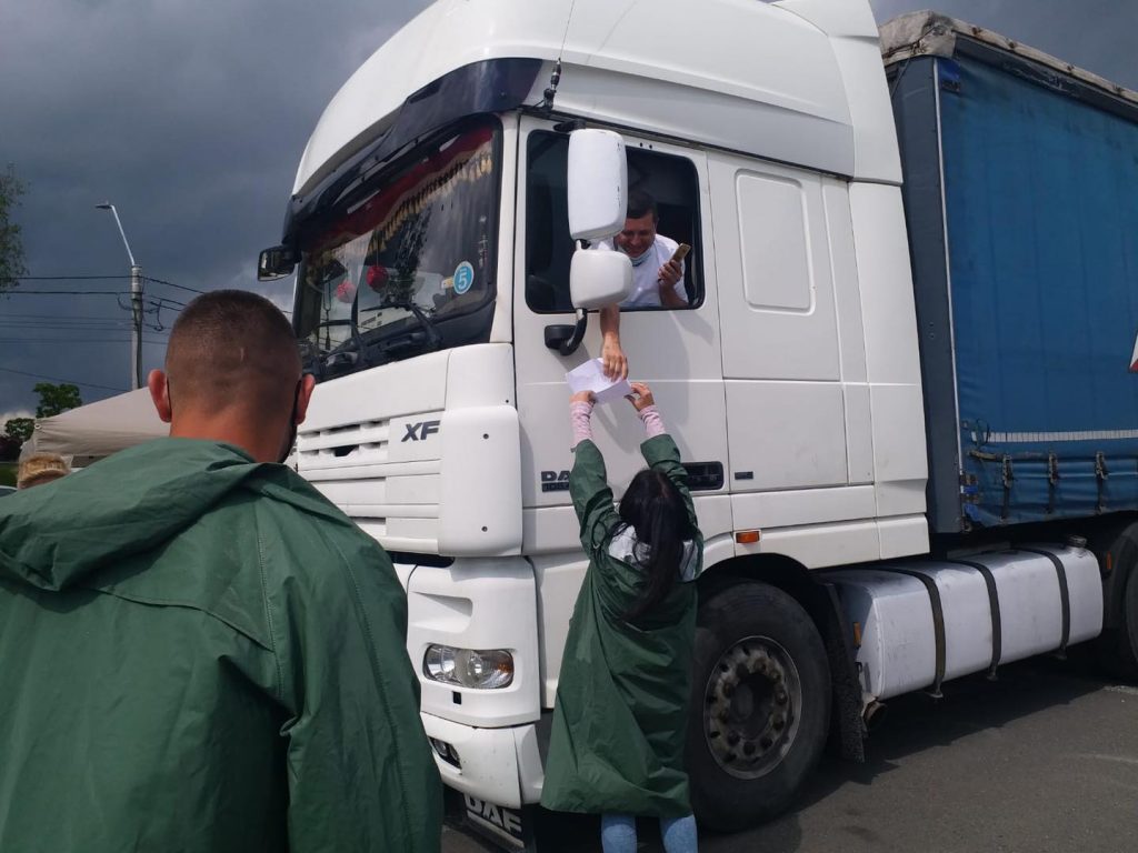 Cu TIR-ul la vaccinare. Prezență inedită la centrul drive-thru din Deva. FOTO
