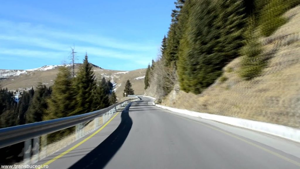 Pericol pentru șoferii care merg la munte. Bucăți de stâncă s-au desprins și au căzut peste șosea