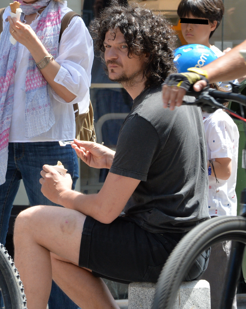 VIDEO EXCLUSIV.Tudor Chirilă rămâne un adolescent rebel și când iese cu familia în oraș. Stă pe un stâlpișor, cu paharul de Prosseco la picior