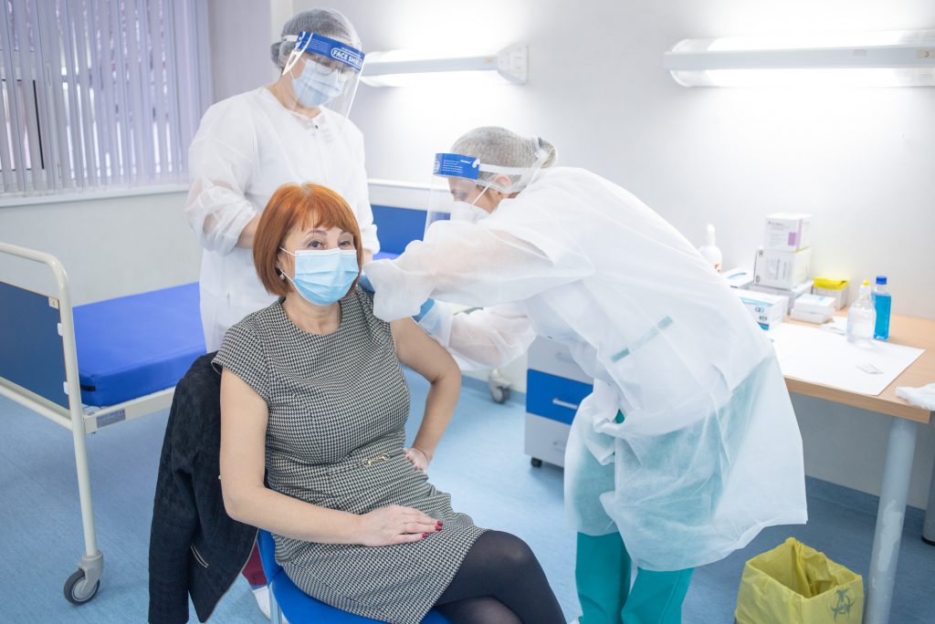 Relaxarea influențează percepția românilor cu privire la vaccinare. Angajații vor introducerea imunizării obligatorii