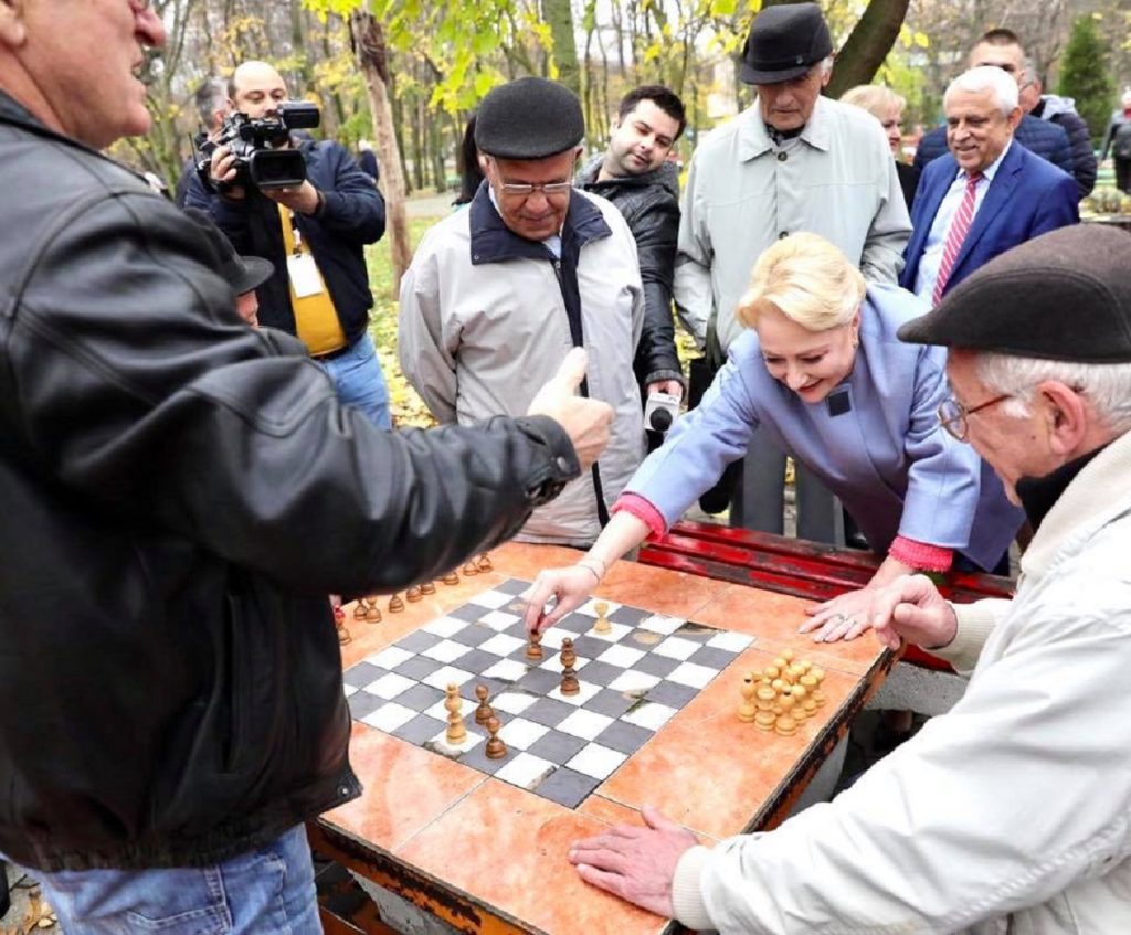 Viorica Dăncilă, ţinta ironiilor după ce a fost angajată la BNR. A plouat cu meme