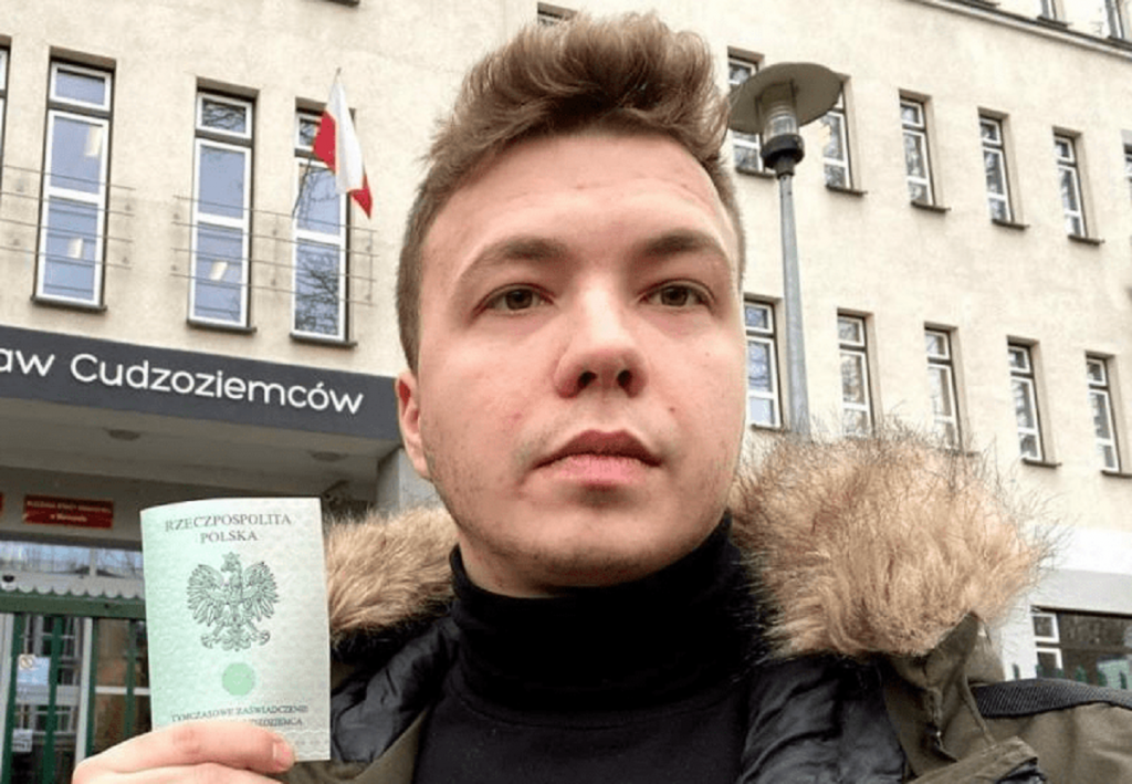 Primele imagini din arest cu Roman Protasevici. Opoziția acuză rele tratamente la care ar fi fost supus jurnalistul. VIDEO