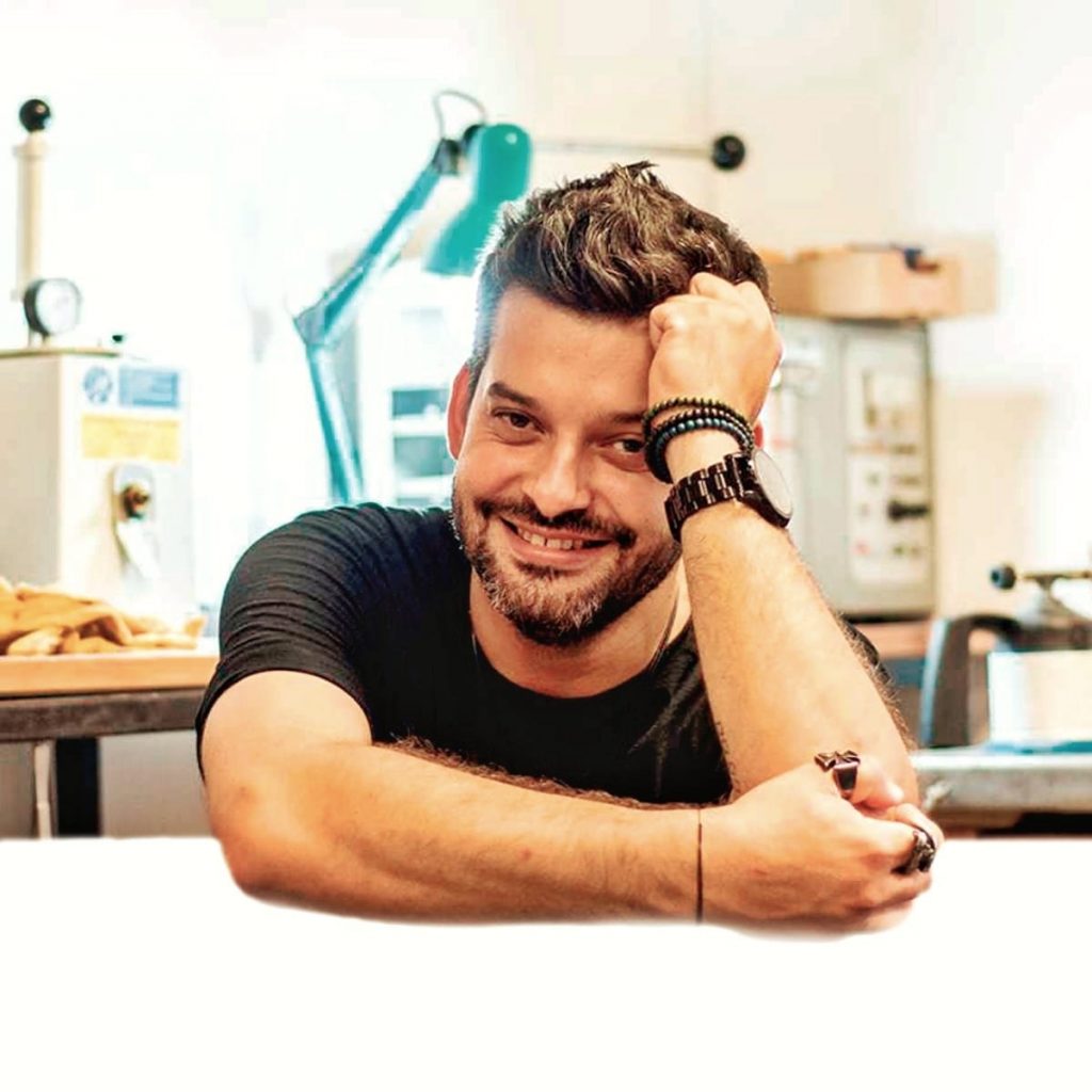 Arhitectul Ciprian Vlaicu demarează proiectul umanitar „Casă pentru pici”. Construiește locuințe pentru familii greu încercate