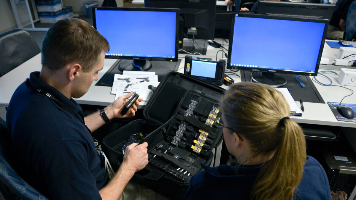 FBI și DoJ au destructurat o rețea care spiona prin routere, a anunțat Terheș