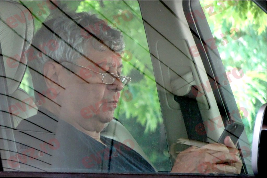 VIDEO/ Neli și Mircea Lucescu își iau în serios rolul de străbunici. Au scos-o la plimbare pe fiica lui Matei Lucescu