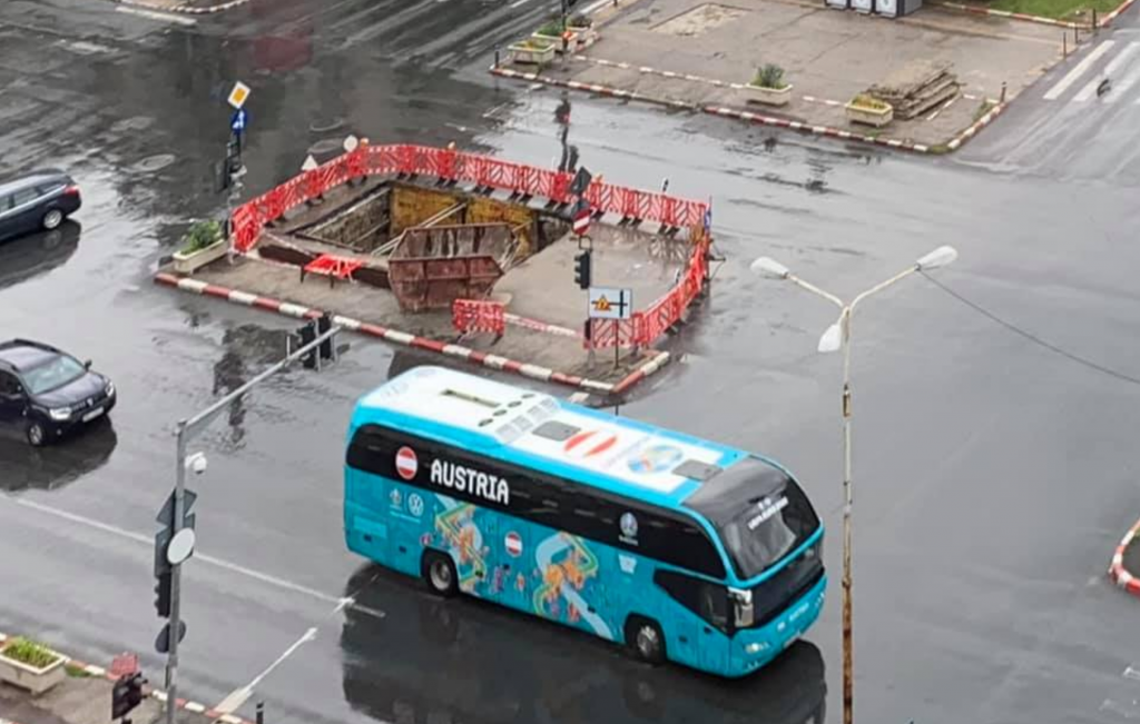 Crater imens în fața hotelulul unde sunt cazați oficialii UEFA. Ce imagine își fac vizitatorii