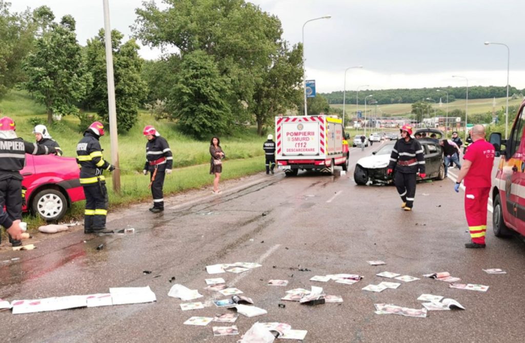 Accident violent cu mai multe maşini la ieşirea din Botoşani. Victimele, transportate la spital. Video