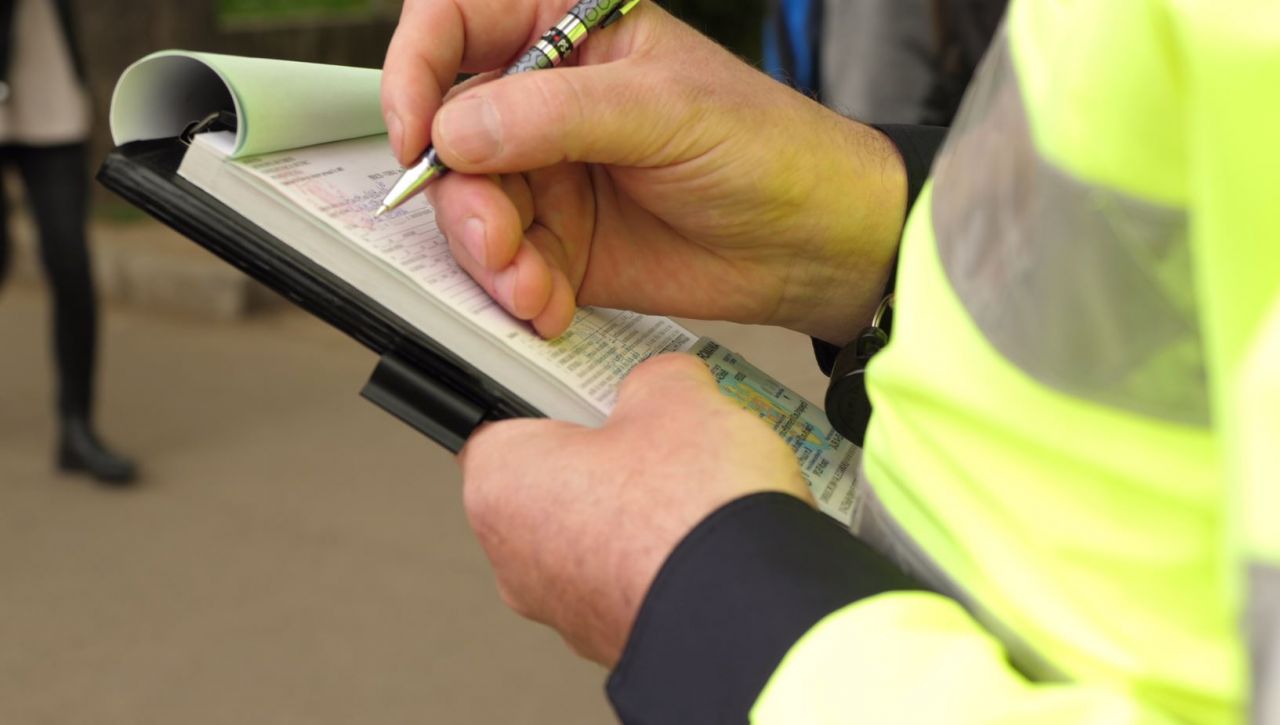 Amenzi usturătoare pentru șoferii care circulă fără permis. Cât trebuie să scoată din buzunar