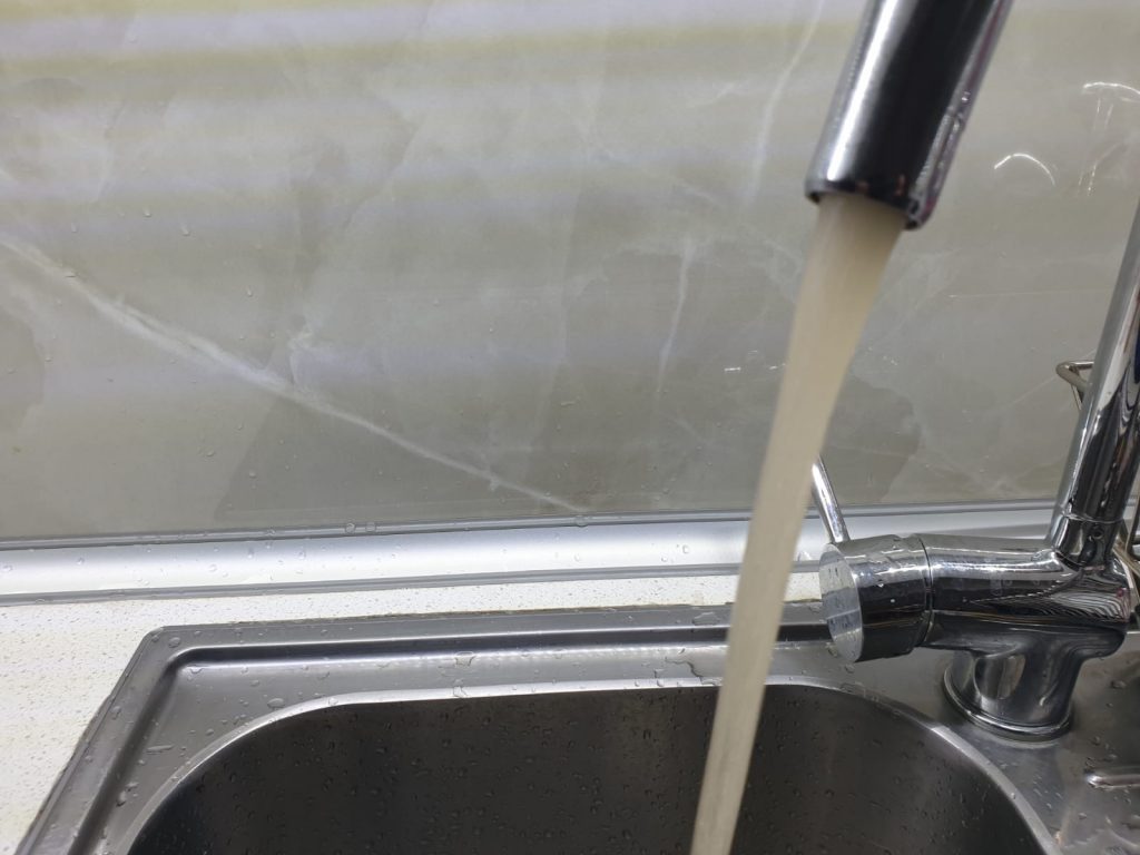 Apă cu rație în România. Revine coșmarul de pe vremea lui Ceaușescu. Oamenii ies în stradă