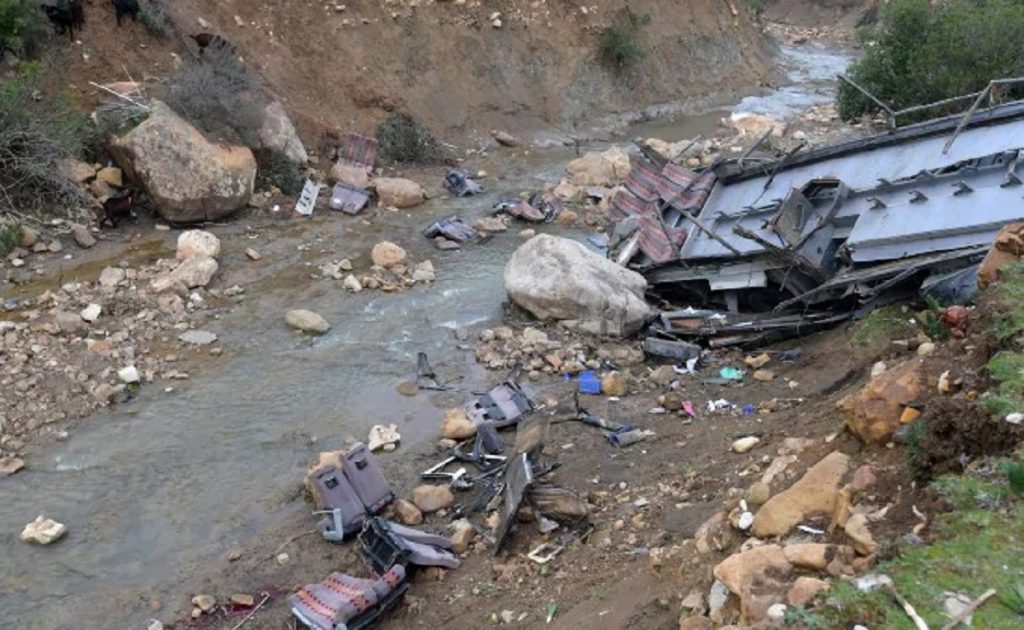 Tragedie în Pakistan, după ce un autobuz a căzut într-o prăpastie și cel puțin 18 pasageri au murit. VIDEO