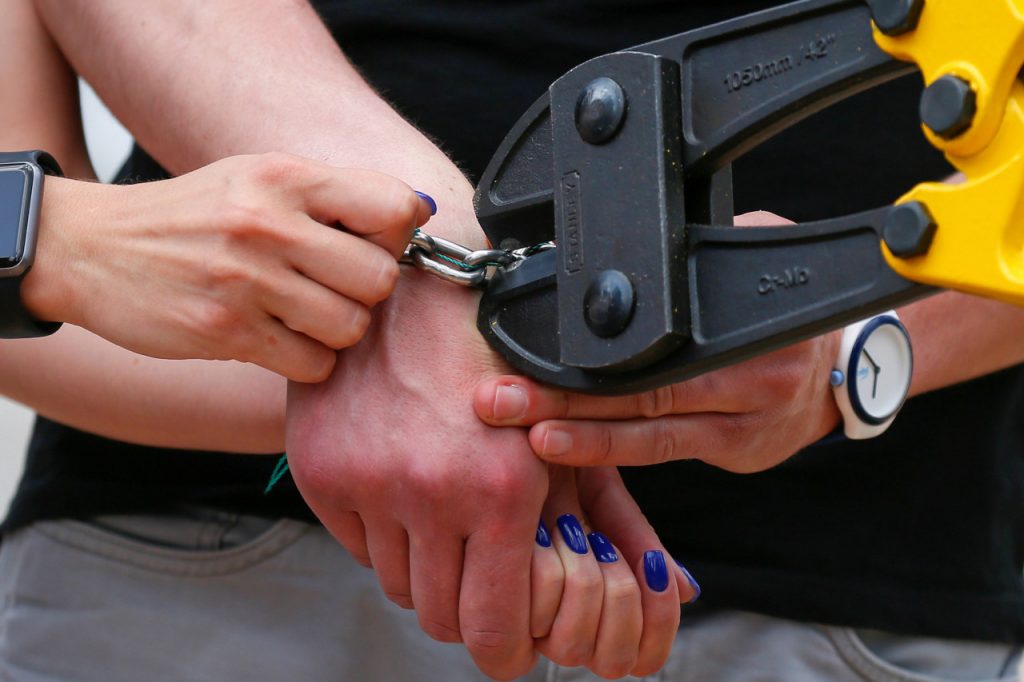 Scandal cu arestări în showbiz. Poliția l-a săltat direct. Acuzațiile sunt neașteptate