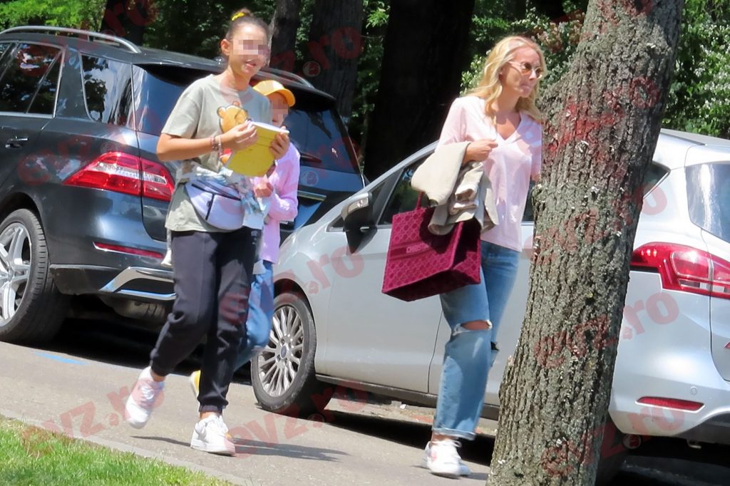 VIDEO EXCLUSIV/ Daciana Sârbu și-a scos fetele la un eveniment în aer liber. Irina și Maria fac echipă bună cu mama lor