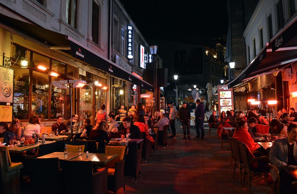 Adio terase în Centrul Vechi. Vor fi închise cele unde există riscul să cadă tencuiala de pe clădiri