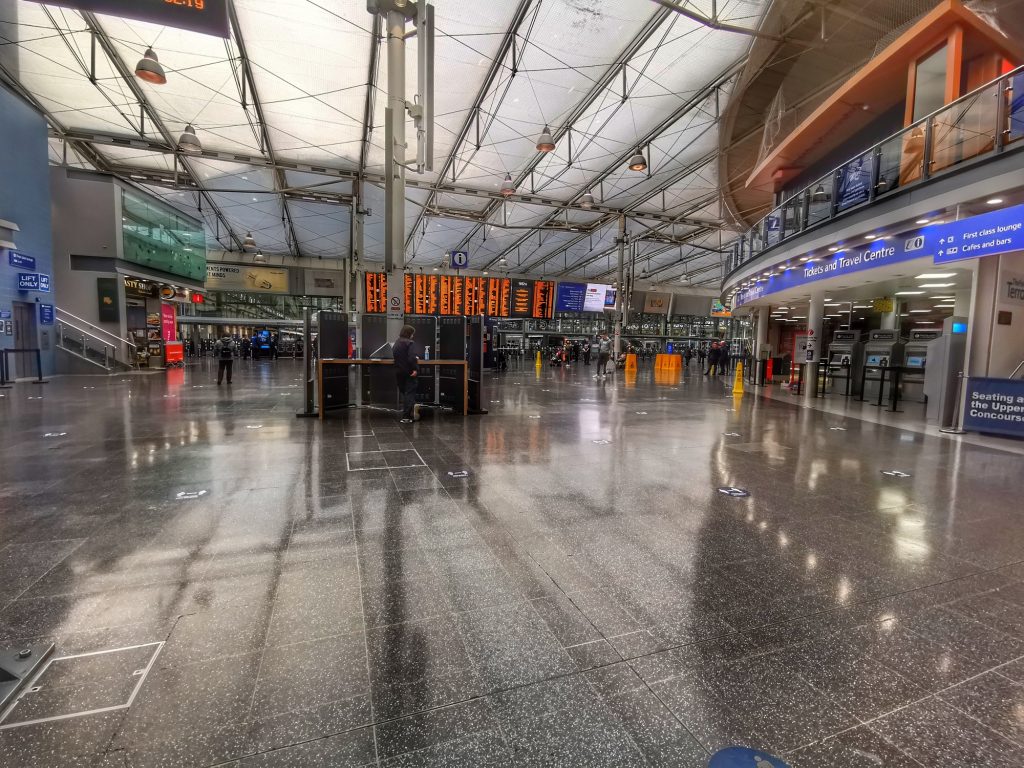 Îngrijorare în Anglia. Guvernul amână relaxarea restricțiilor din cauza tulpinilor noi de Covid